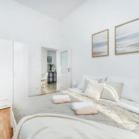 Rentero - Sunny One Bedroom Apartment Overlooking National Museum * Prague