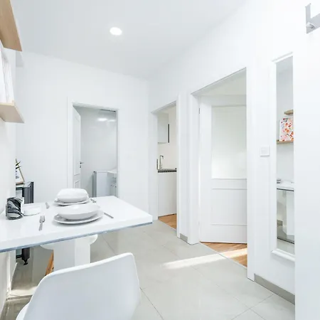 Rentero - Sunny One Bedroom Apartment Overlooking National Museum